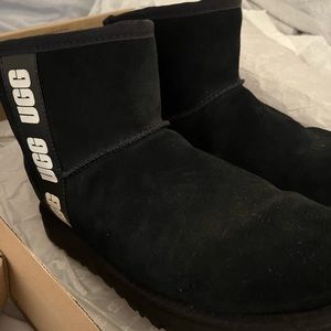 black mini side logo uggs